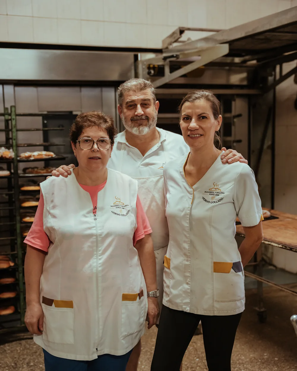 La familia de Horno Collado en su obrador de Almansa