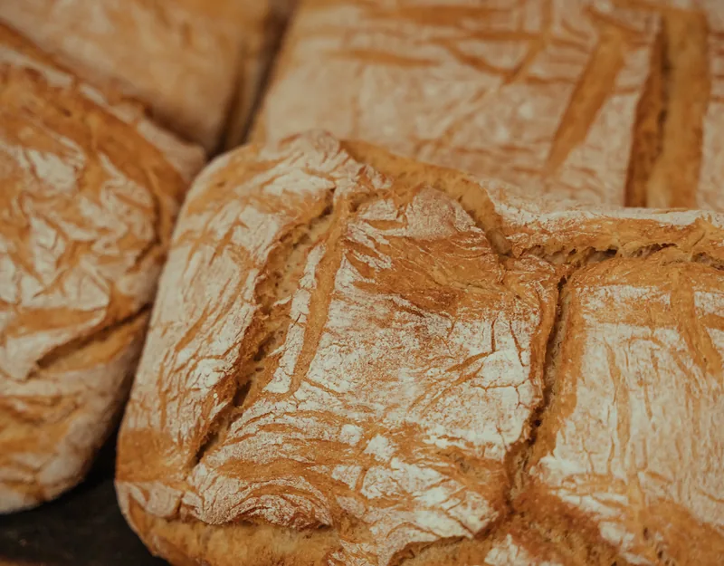 Hogazas de pan artesanal con corteza dorada