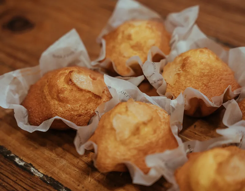 Magdalenas caseras doradas en su papel