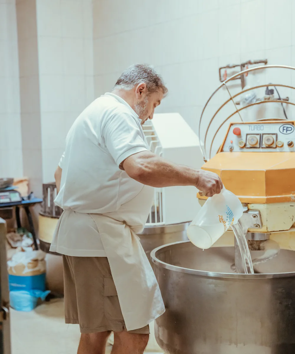 Miguel preparando la masa en la amasadora del obrador de Horno Collado