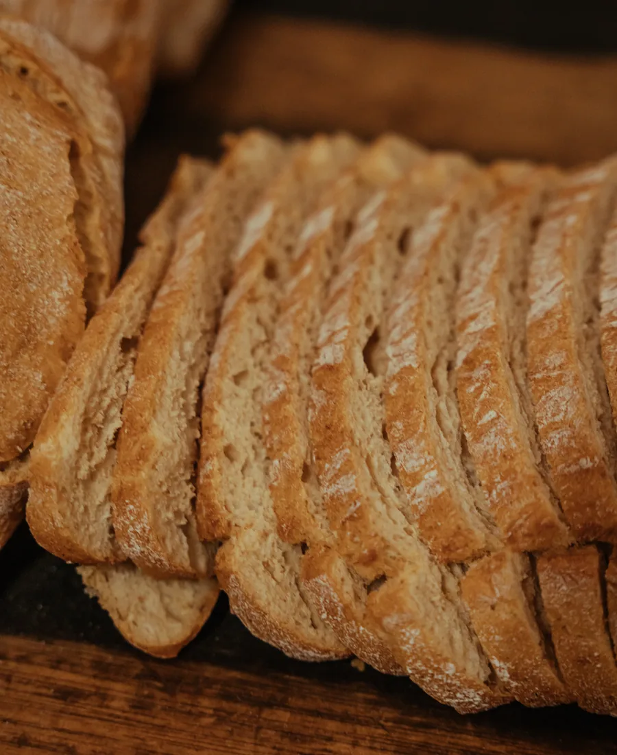 Hogaza de pan de masa madre rebanada en el obrador de Horno Collado