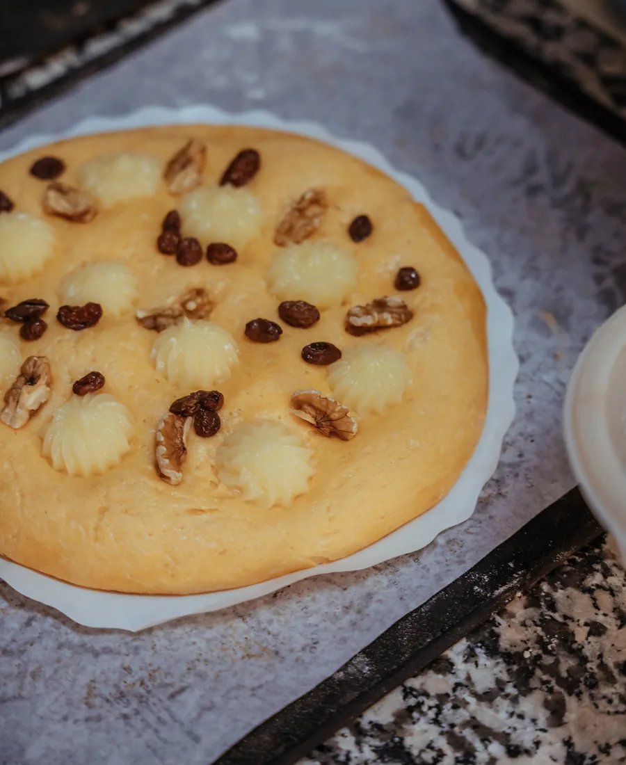 Dulce tradicional con pasas y almendras preparado a mano en el obrador